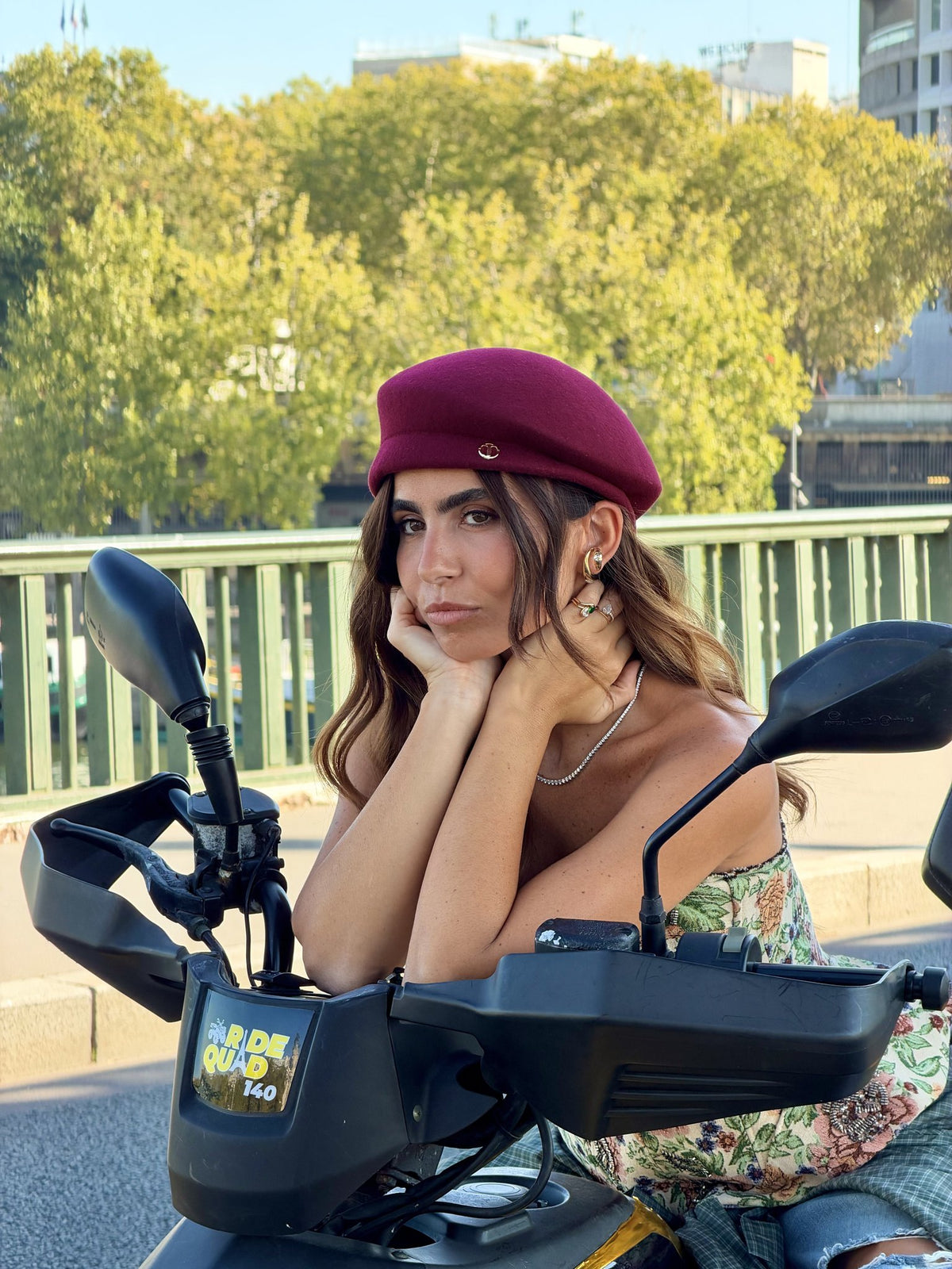Béret asymétrique en laine – Bordeaux