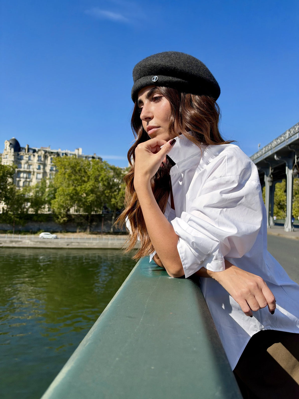 Béret asymétrique en laine – Gris chiné foncé – vue 1