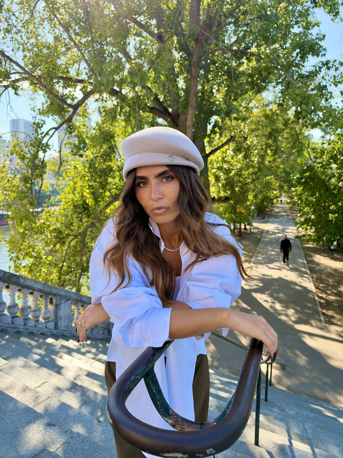Béret asymétrique en laine – Taupe ice