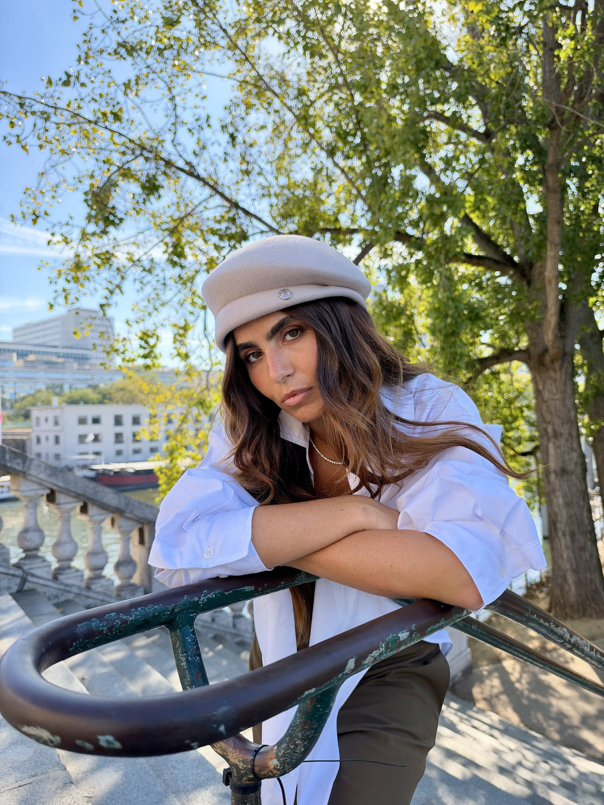 Béret asymétrique en laine – Taupe ice – vue 2
