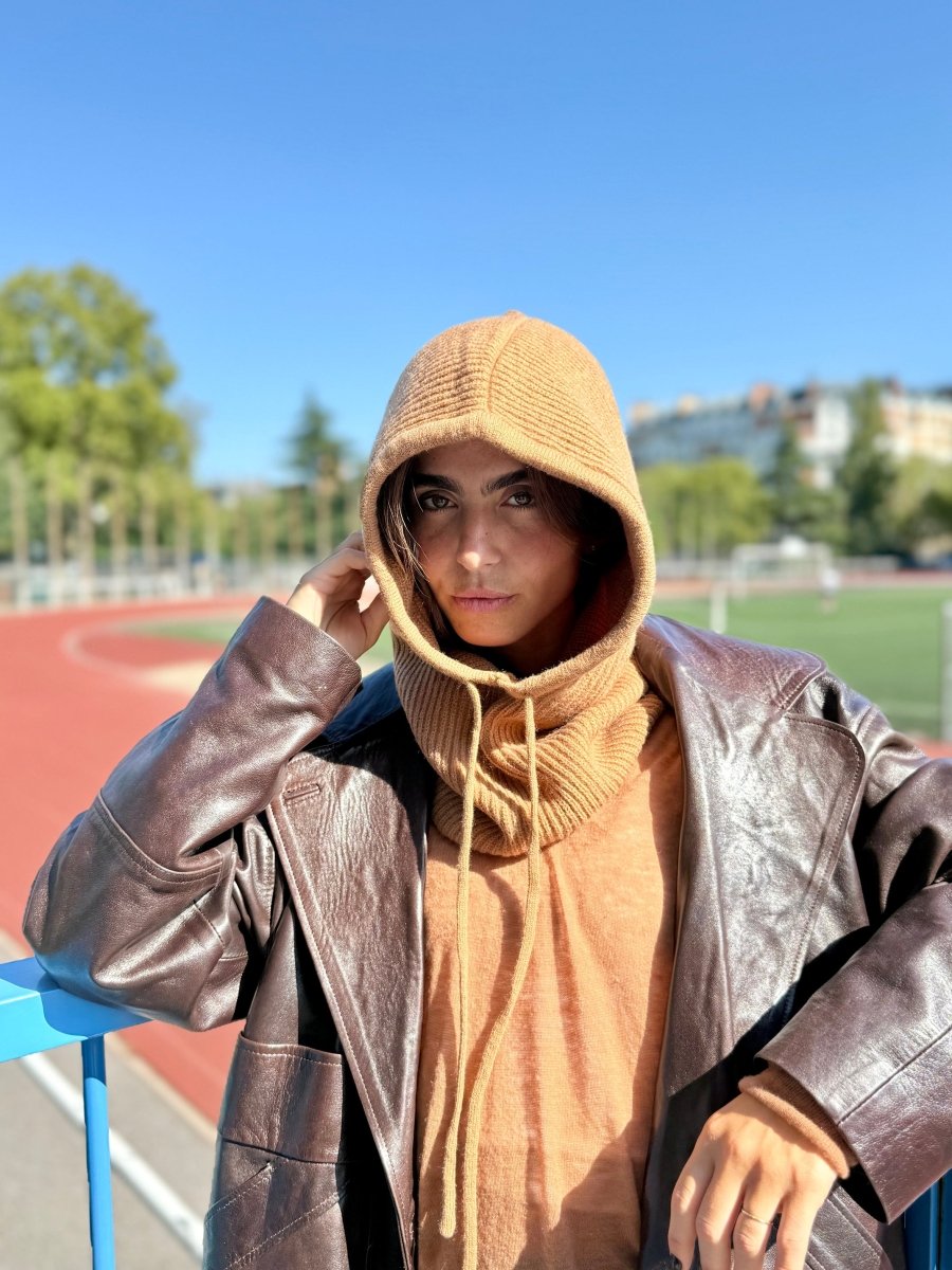 Cagoule mixte en laine et acrylique – Camel