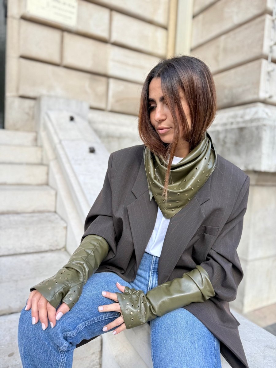 Coffret Triangle et mitaines effet cuir vegan à œillets – Kaki doré
