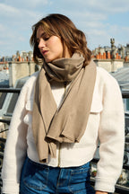 Étole en cachemire et laine – Taupe – vue 1