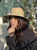 Fédora Chloé asymétrique en laine feutrine – Beige – vue 1
