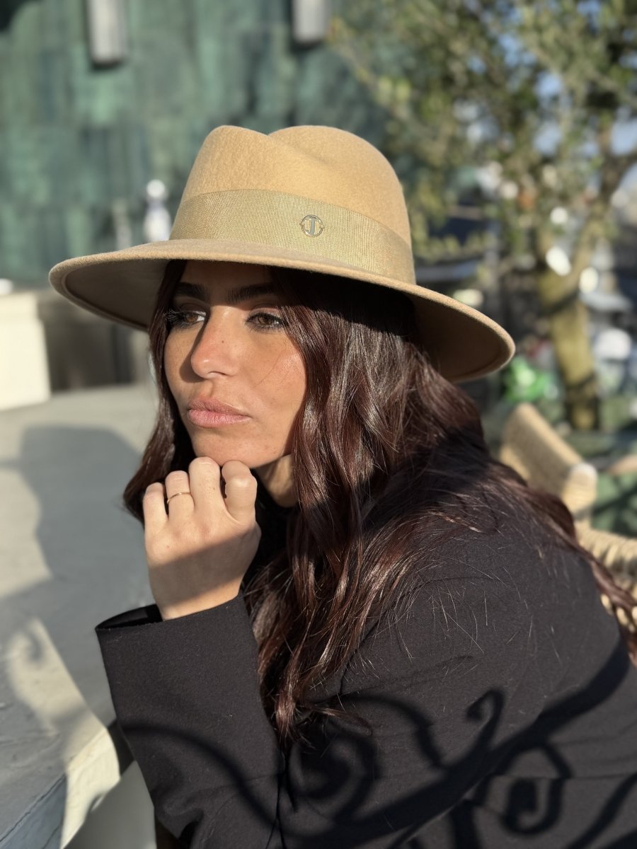 Fédora Chloé asymétrique en laine feutrine – Beige – vue 1