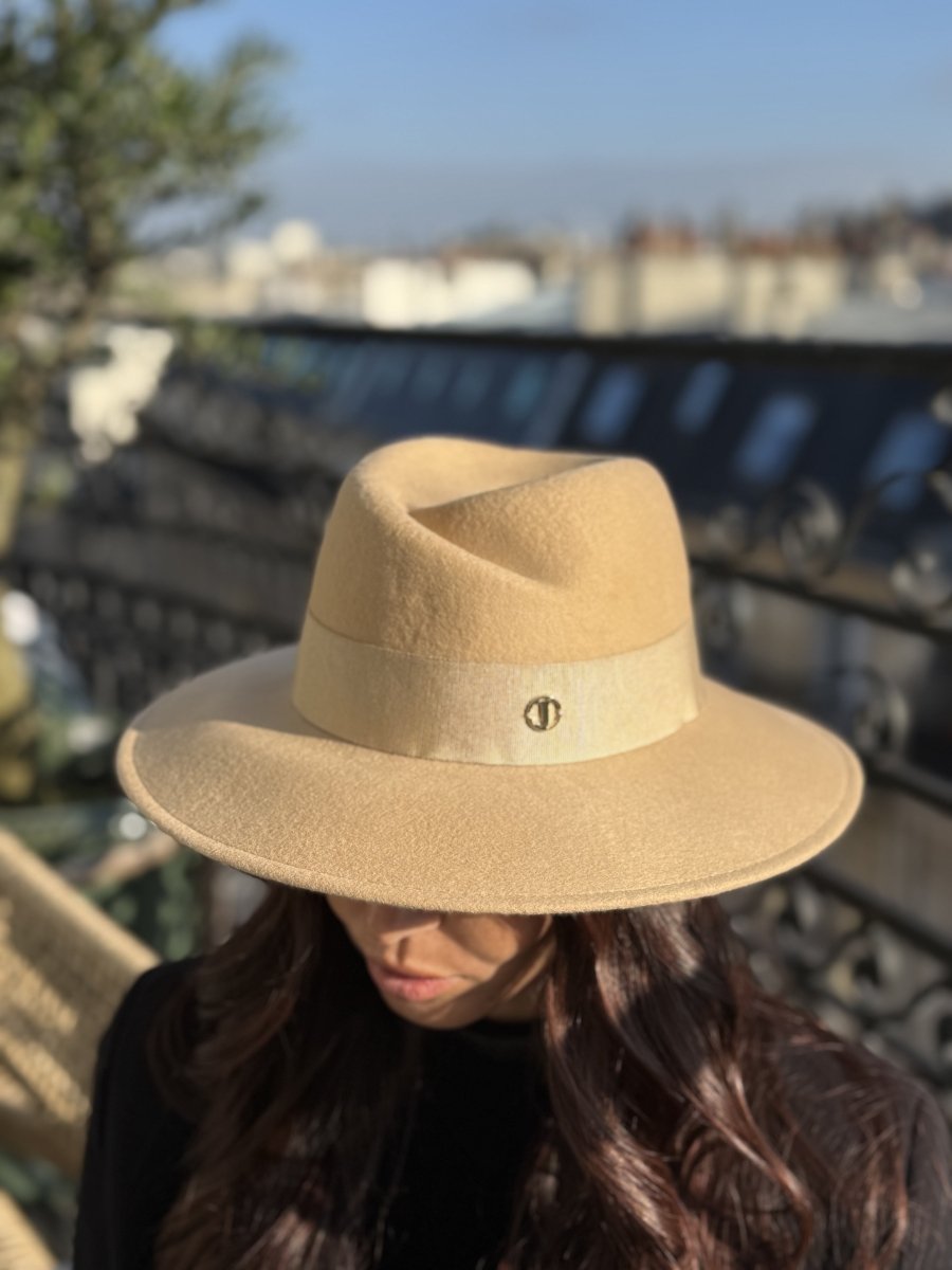 Fédora Chloé asymétrique en laine feutrine – Beige – vue 2