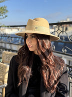 Fédora Chloé asymétrique en laine feutrine – Beige – vue 3