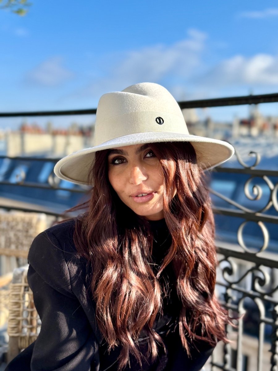 Fédora Chloé asymétrique en laine feutrine – bord 8 cm – Blanc
