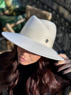 Fédora Chloé asymétrique en laine feutrine – Blanc – vue 4