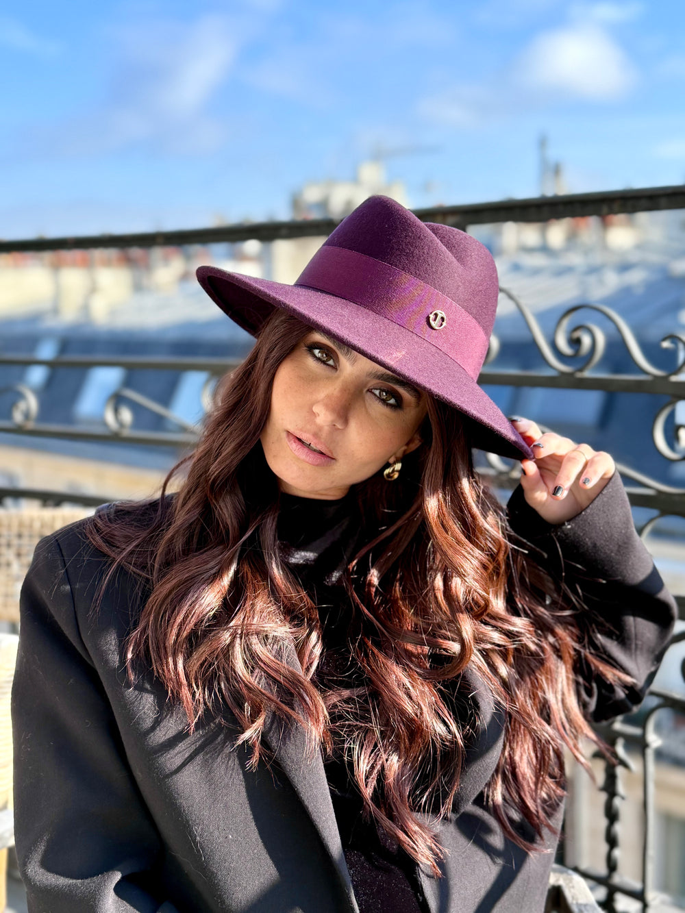 Fédora Chloé asymétrique en laine feutrine – bord 8 cm – Bordeaux