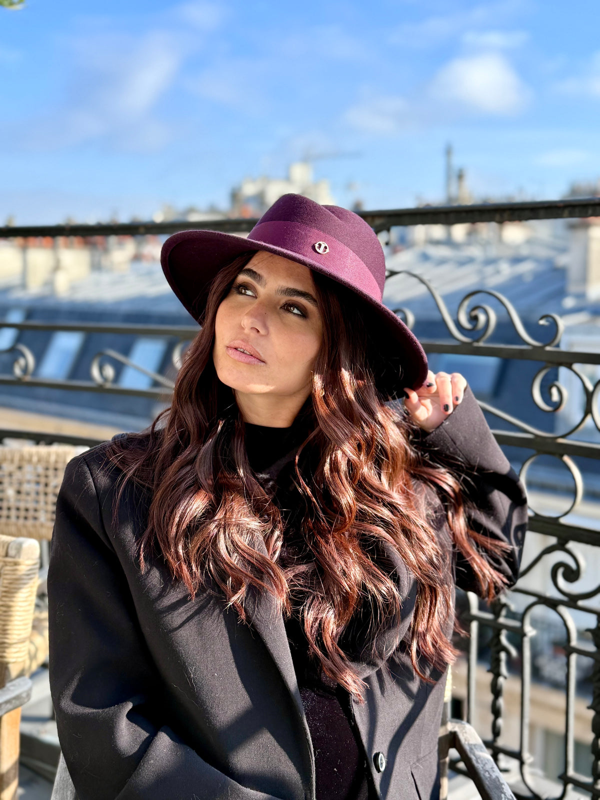 Fédora Chloé asymétrique en laine feutrine – Bordeaux – vue 3