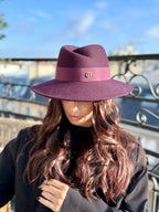 Fédora Chloé asymétrique en laine feutrine – Bordeaux – vue 4