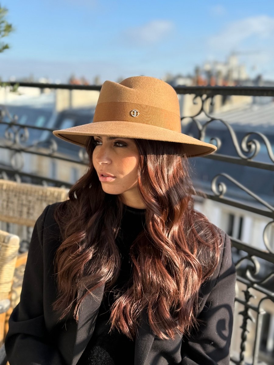 Fédora Chloé asymétrique en laine feutrine – bord 8 cm – Camel