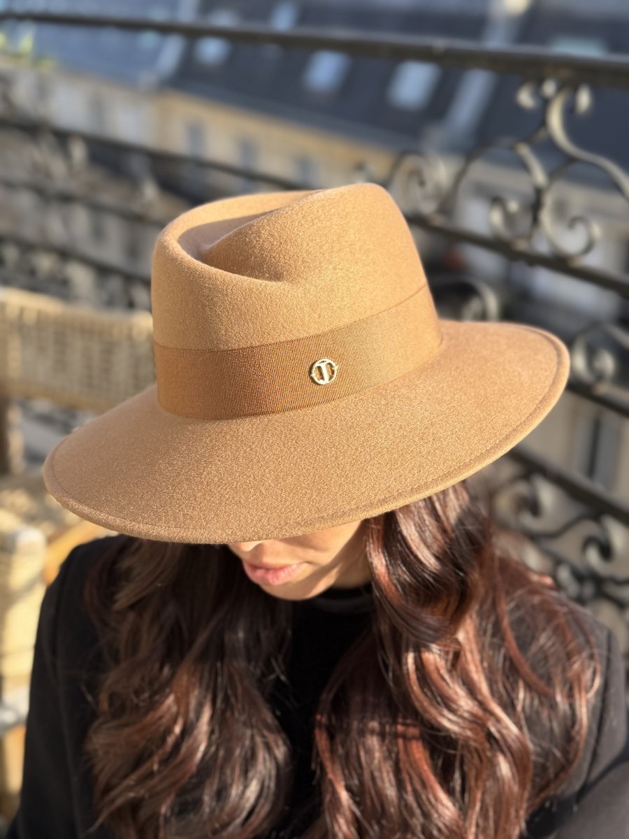 Fédora Chloé asymétrique en laine feutrine – Camel – vue 2