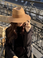 Fédora Chloé asymétrique en laine feutrine – Camel – vue 3