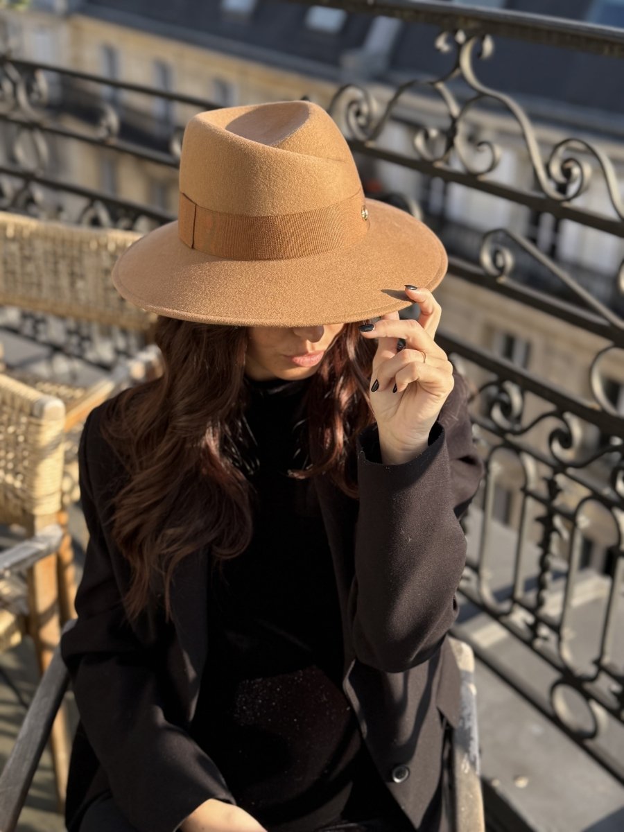 Fédora Chloé asymétrique en laine feutrine – Camel – vue 3