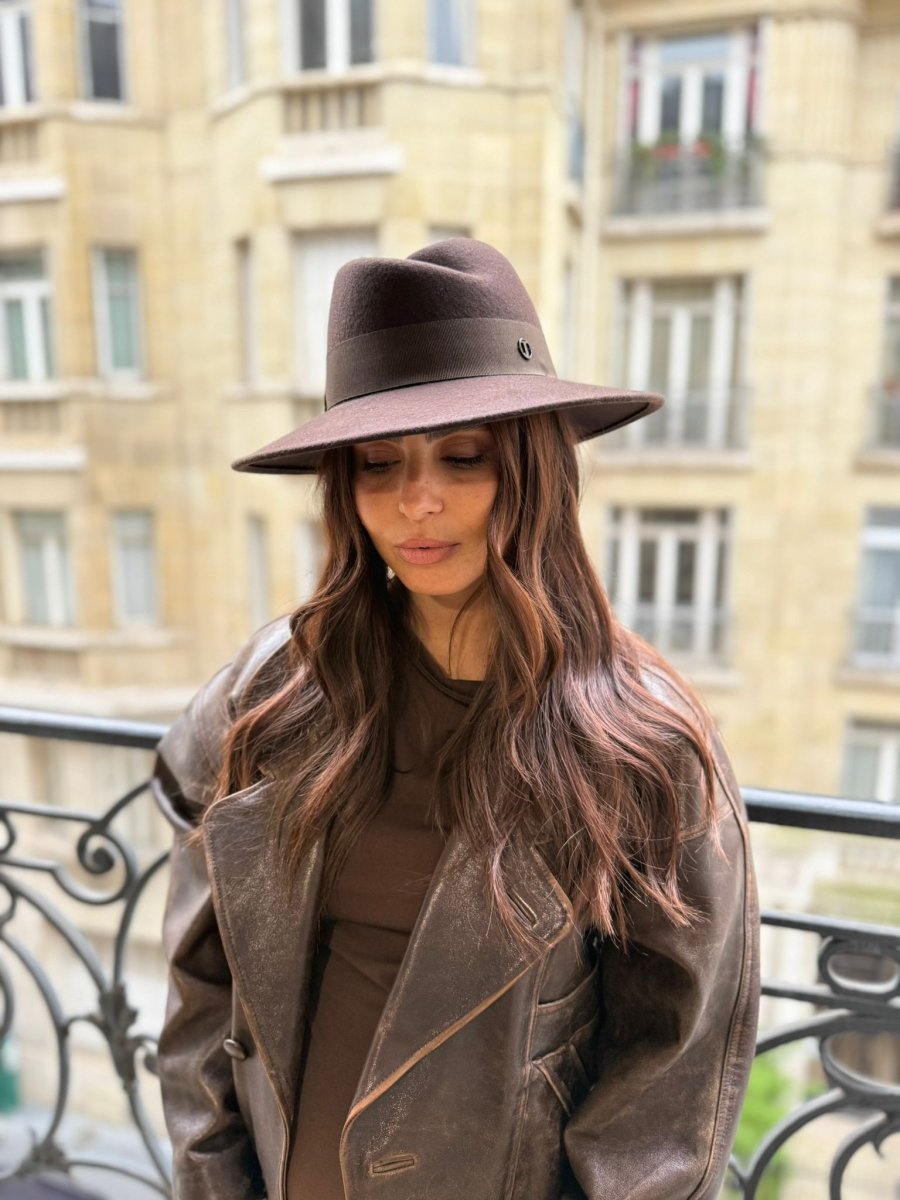 Fédora Chloé asymétrique en laine feutrine – Choco – vue 3
