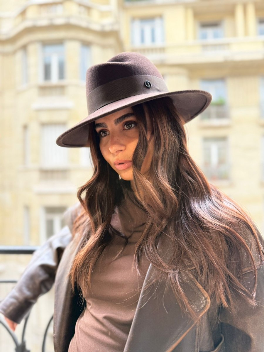 Fédora Chloé asymétrique en laine feutrine – Choco – vue 4