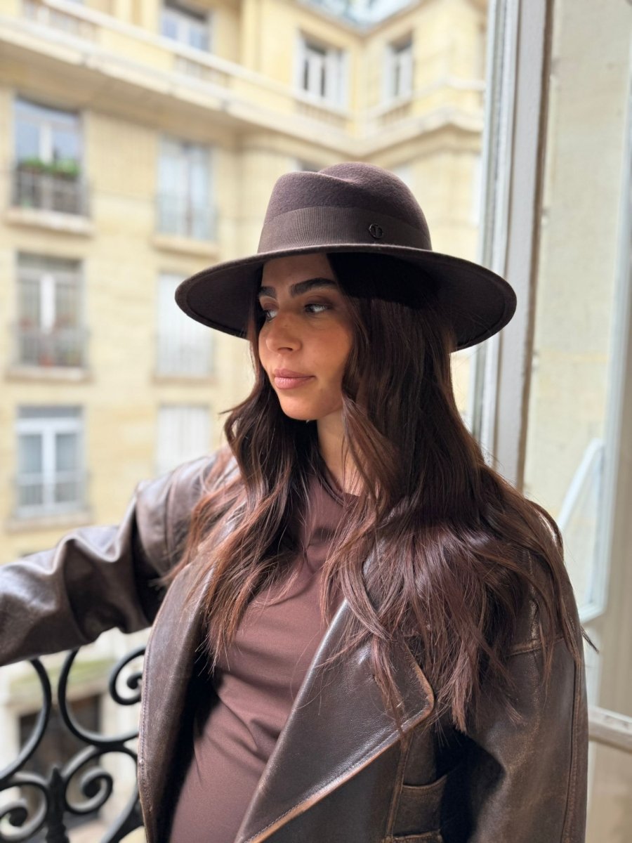 Fédora Chloé asymétrique en laine feutrine – Choco – vue 5
