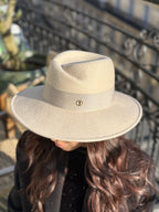 Fédora Chloé asymétrique en laine feutrine – Gris – vue 3