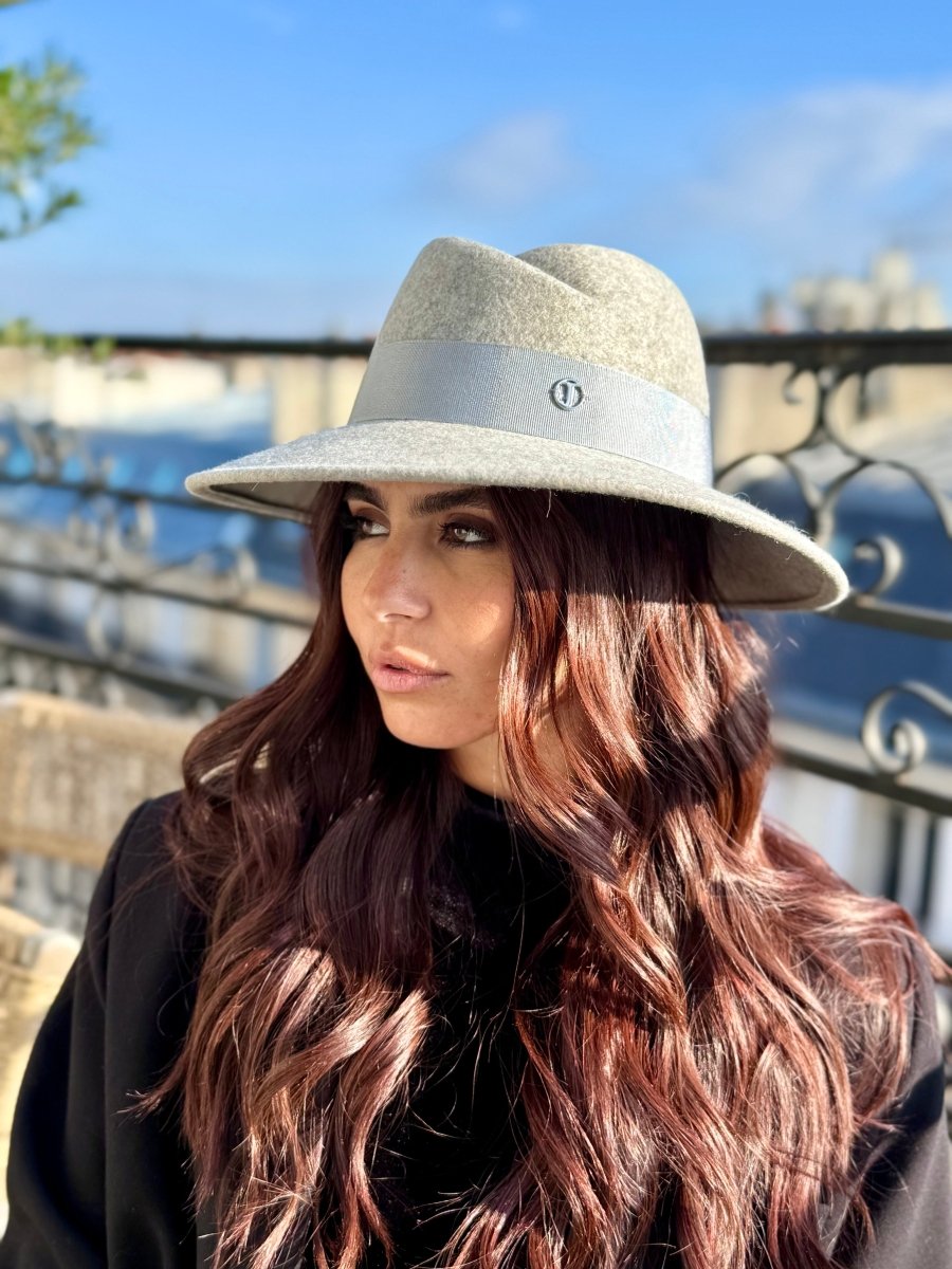 Fédora Chloé asymétrique en laine feutrine – Gris chiné clair – vue 1
