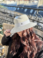 Fédora Chloé asymétrique en laine feutrine – Gris chiné clair – vue 3