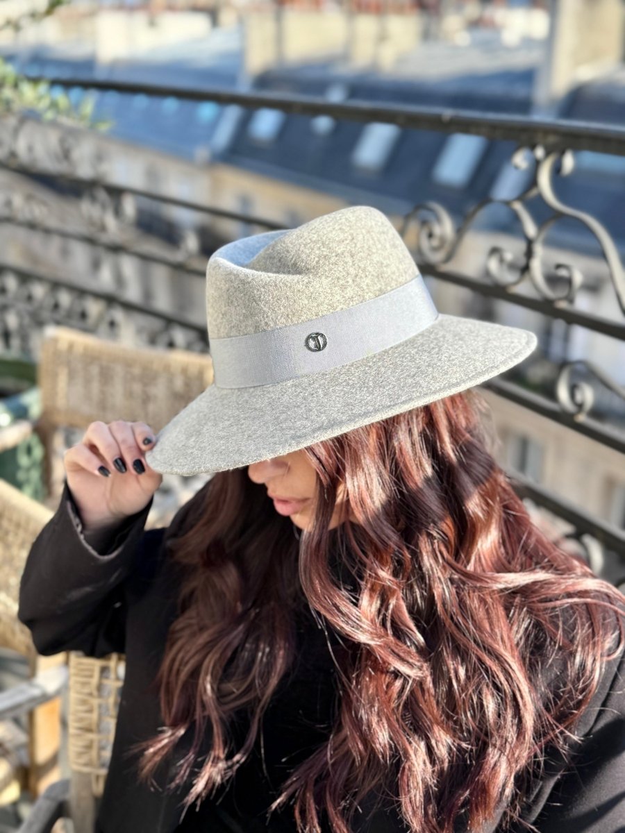 Fédora Chloé asymétrique en laine feutrine – Gris chiné clair – vue 3