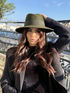 Fédora Chloé asymétrique en laine feutrine – Kaki – vue 1