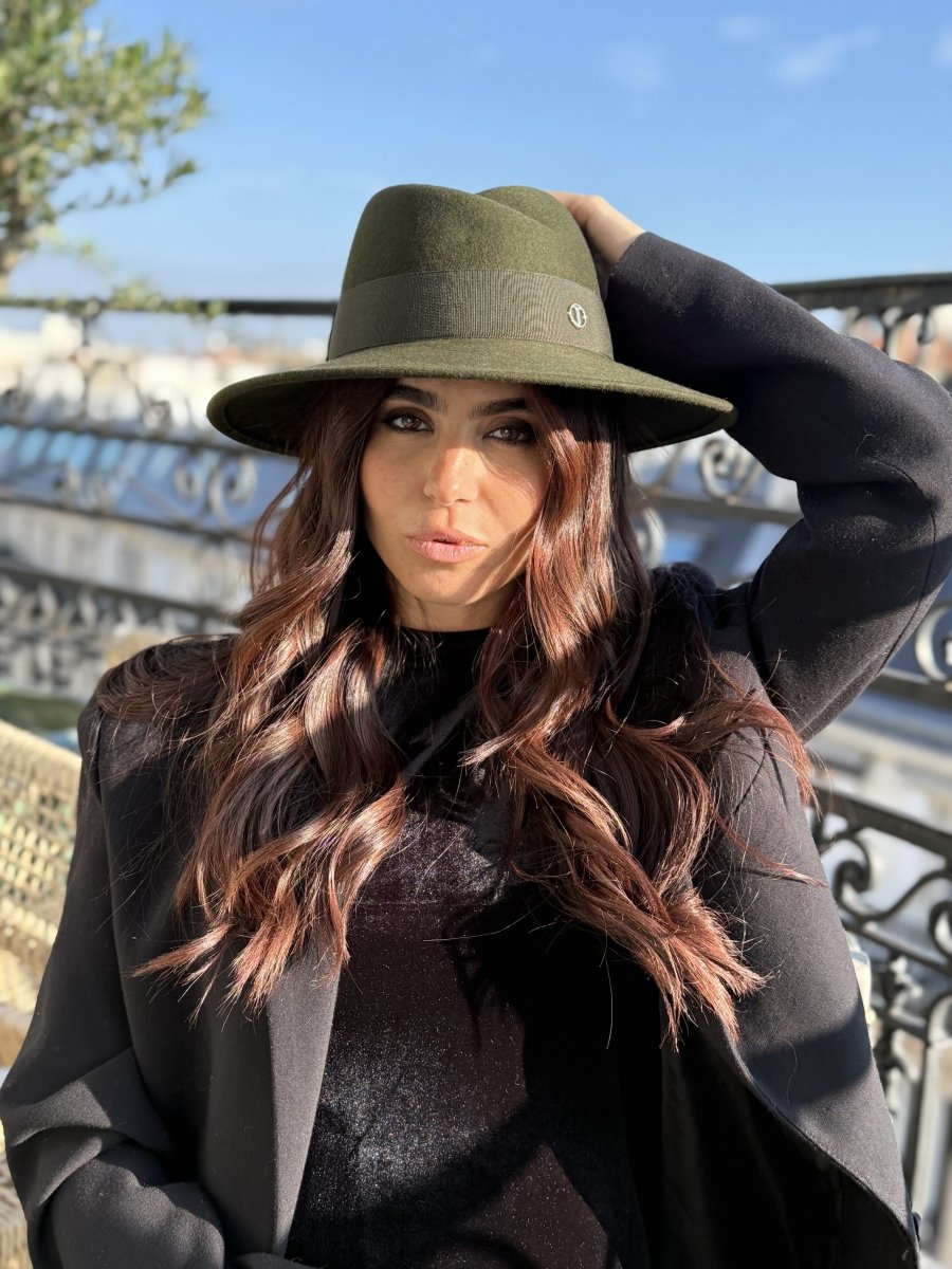 Fédora Chloé asymétrique en laine feutrine – Kaki – vue 1