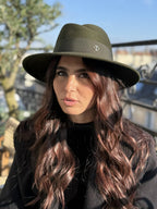 Fédora Chloé asymétrique en laine feutrine – Kaki – vue 2