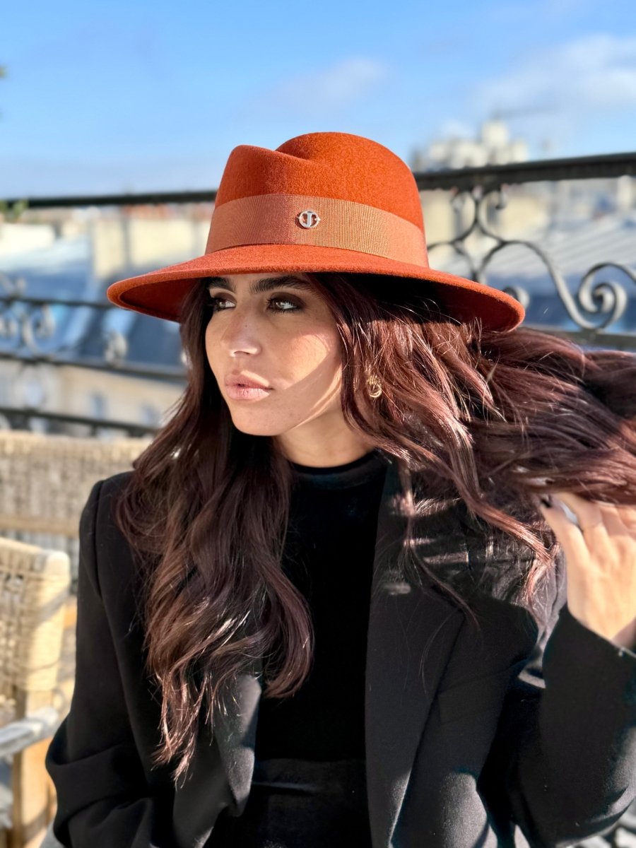 Fédora Chloé asymétrique en laine feutrine – bord 8 cm – Rouille