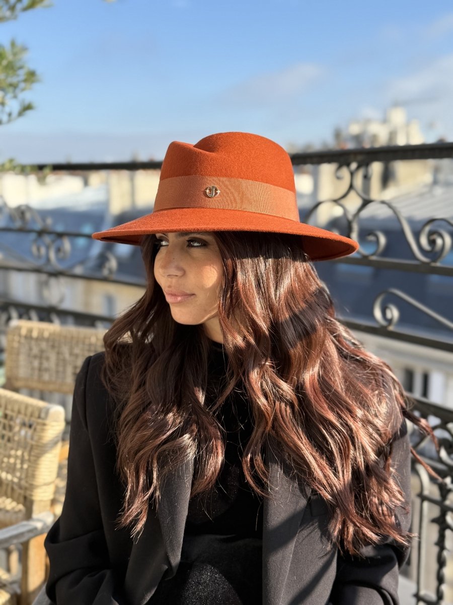 Fédora Chloé asymétrique en laine feutrine – Rouille – vue 2