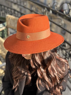 Fédora Chloé asymétrique en laine feutrine – Rouille – vue 3