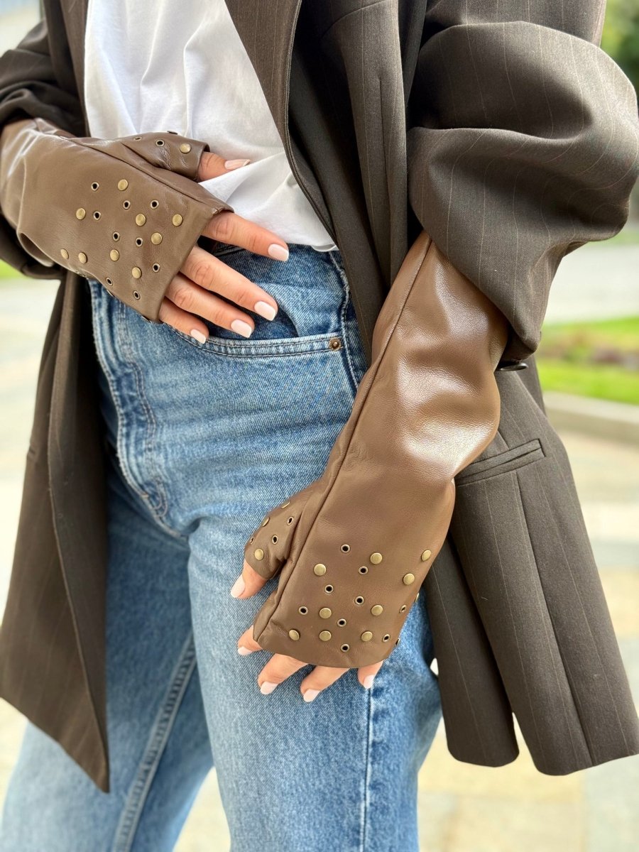 Mitaines longues effet cuir vegan à œillets – Choco – vue 1