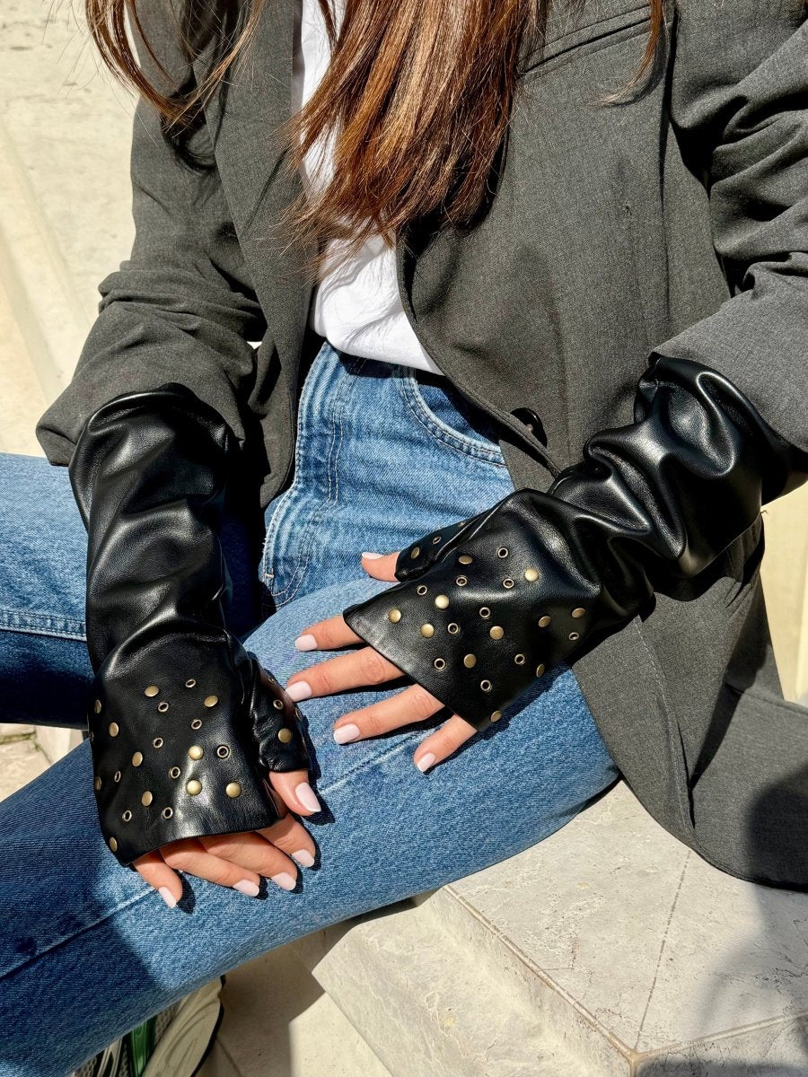 Mitaines longues effet cuir vegan à œillets – Noir œillets dorés – vue 1