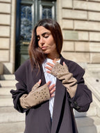 Mitaines longues effet cuir vegan à œillets – Taupe – vue 2