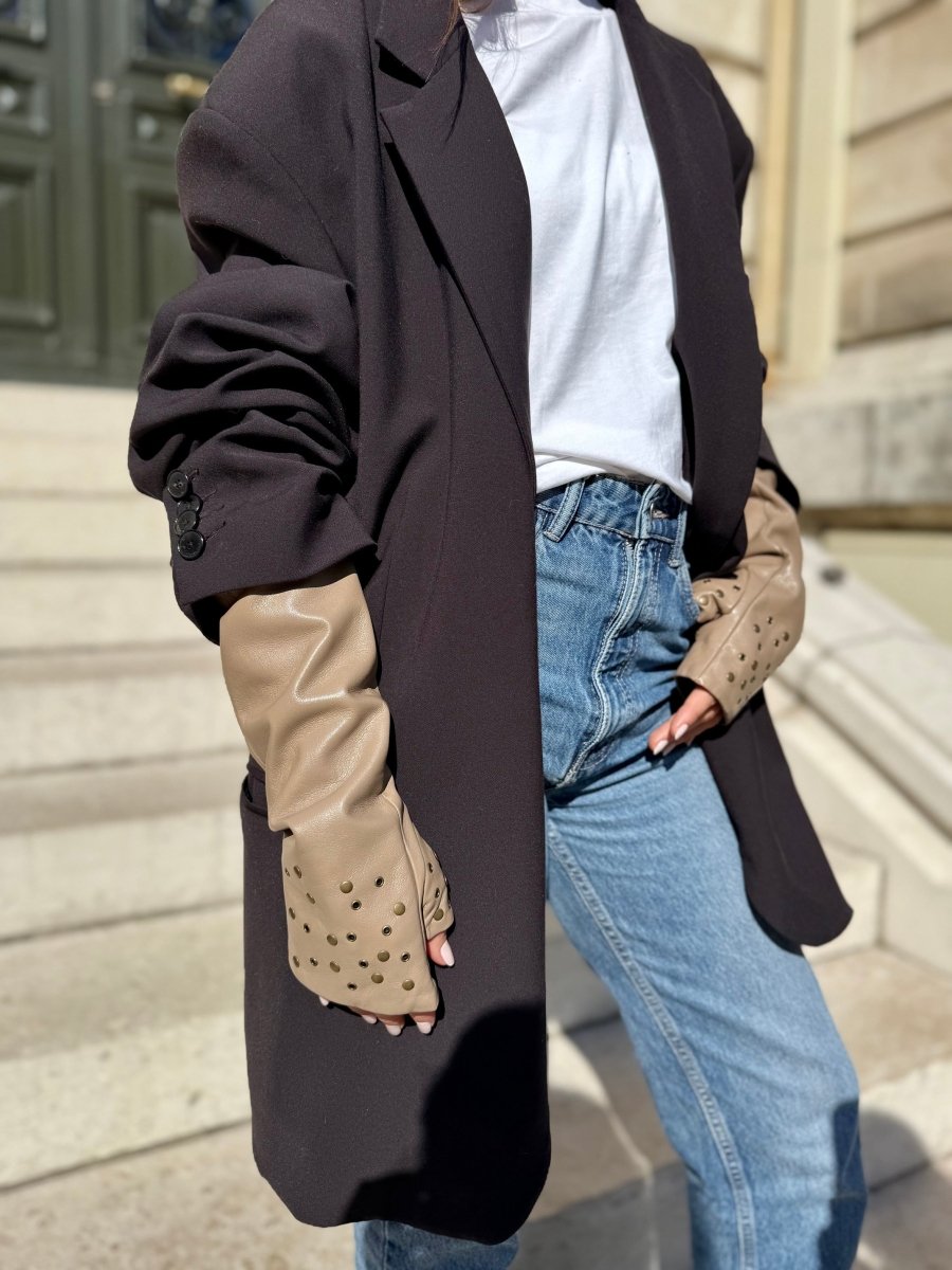 Mitaines longues effet cuir vegan à œillets – Taupe – vue 4