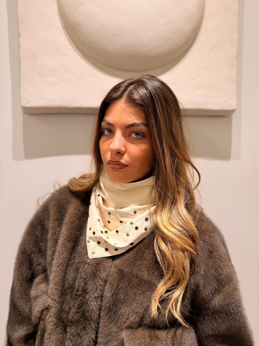 Triangle écharpe effet cuir vegan à œillets – Blanc – vue 1