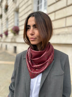 Triangle écharpe effet cuir vegan à œillets – Bordeaux – vue 1