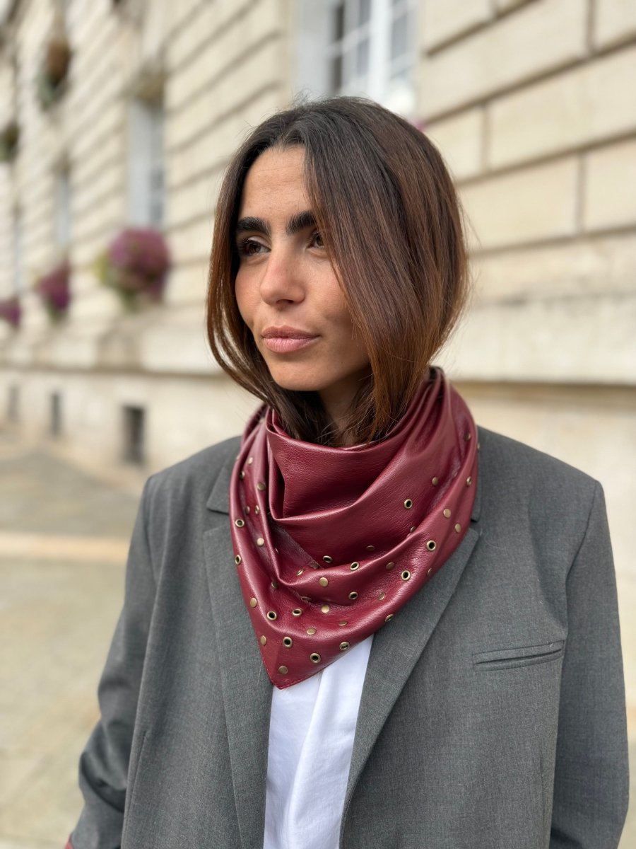 Triangle écharpe effet cuir vegan à œillets – Bordeaux – vue 1
