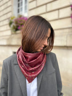 Triangle écharpe effet cuir vegan à œillets – Bordeaux – vue 2