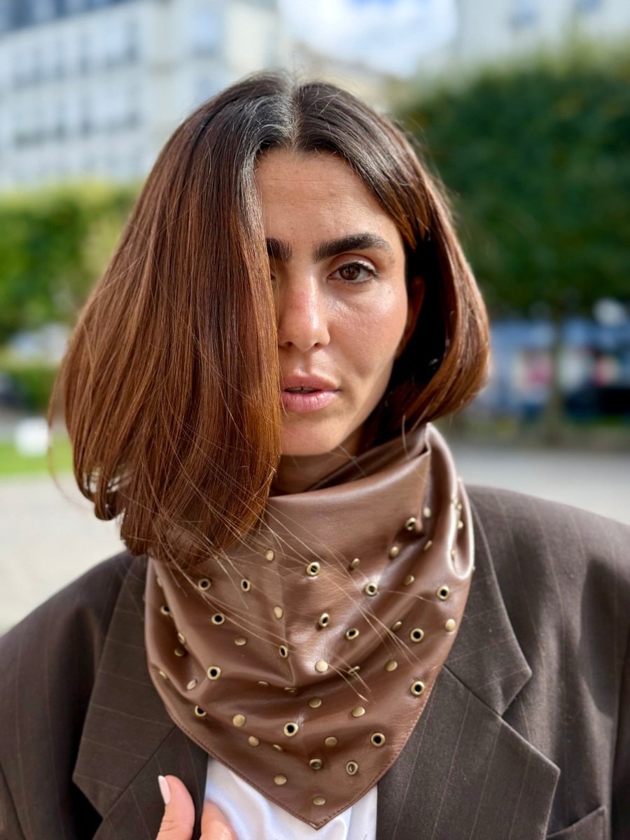 Triangle écharpe effet cuir vegan à œillets – Choco – vue 1