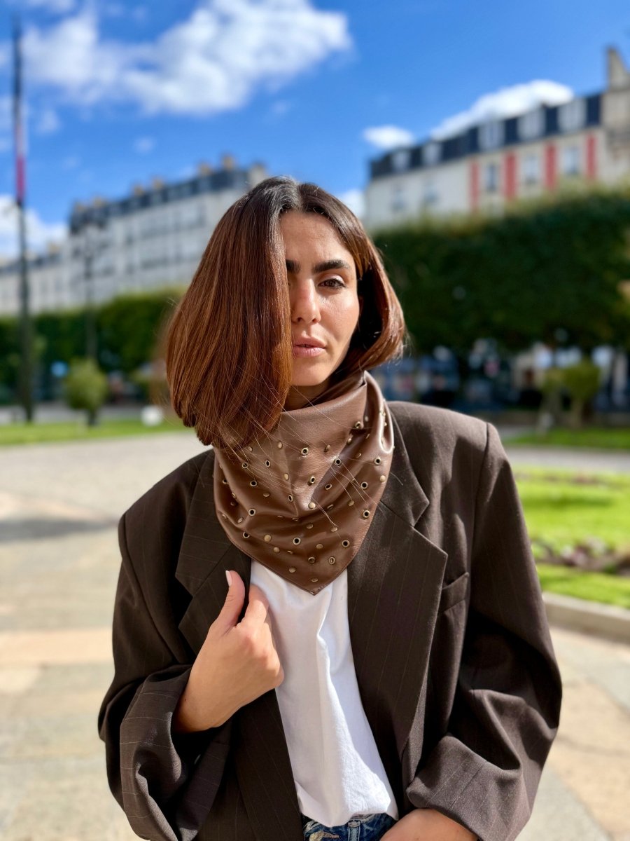 Triangle écharpe effet cuir vegan à œillets – Choco – vue 2
