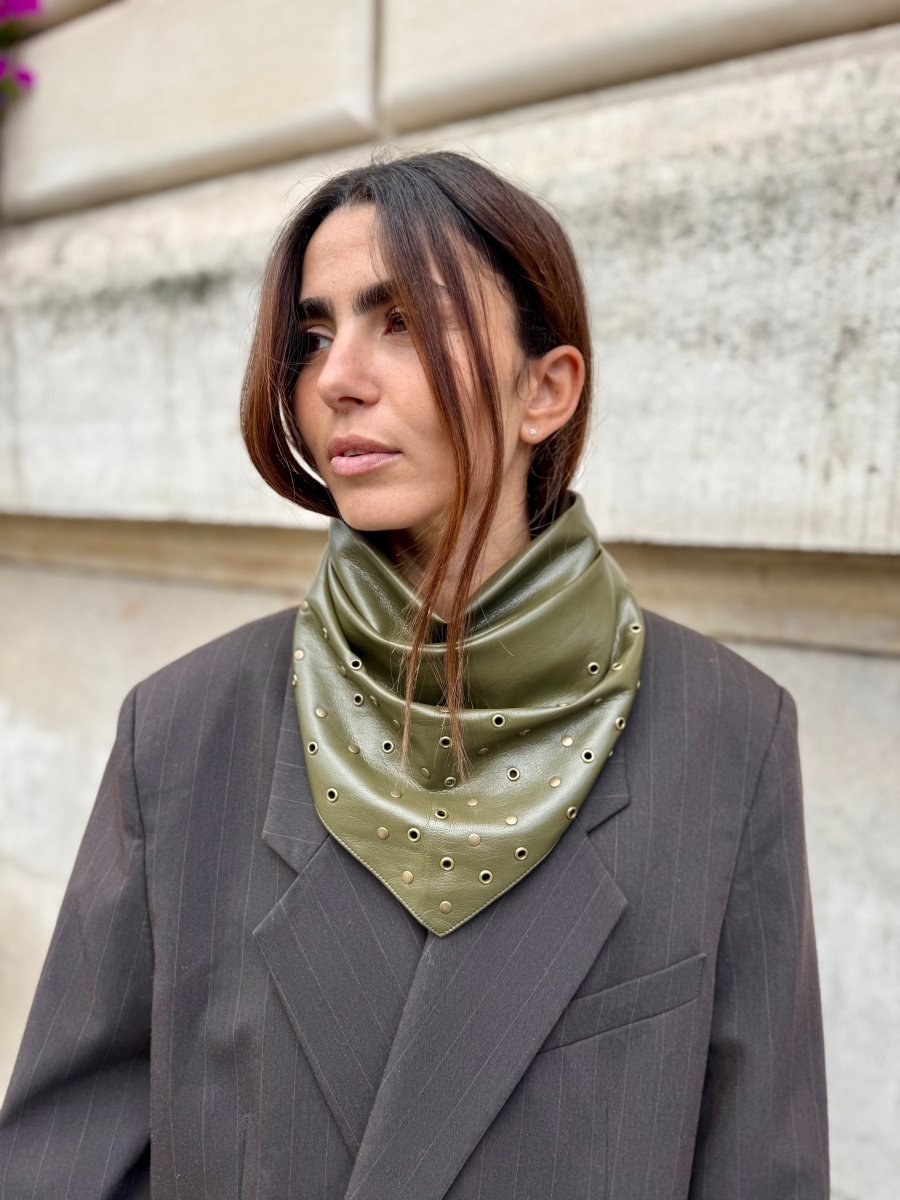 Triangle écharpe effet cuir vegan à œillets – Kaki – vue 1