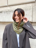 Triangle écharpe effet cuir vegan à œillets – Kaki – vue 2