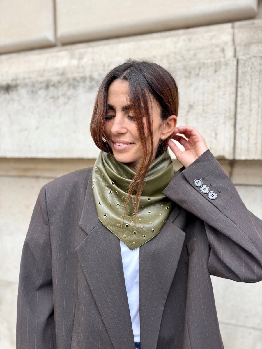 Triangle écharpe effet cuir vegan à œillets – Kaki – vue 2