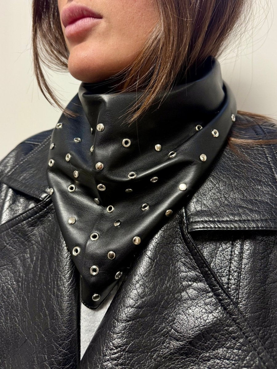 Triangle écharpe effet cuir vegan à œillets – Noir œillets argentés – vue 1