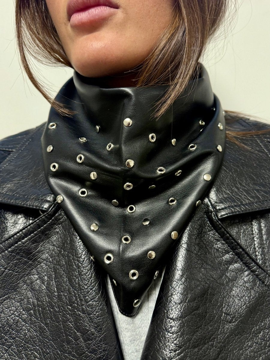 Triangle écharpe effet cuir vegan à œillets – Noir œillets argentés – vue 2