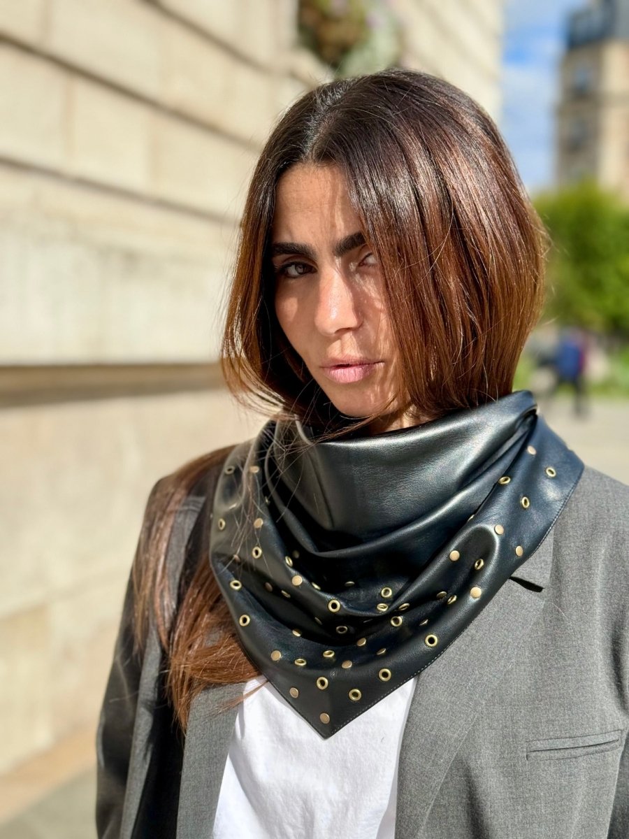Triangle écharpe effet cuir vegan à œillets – Noir œillets dorés – vue 1