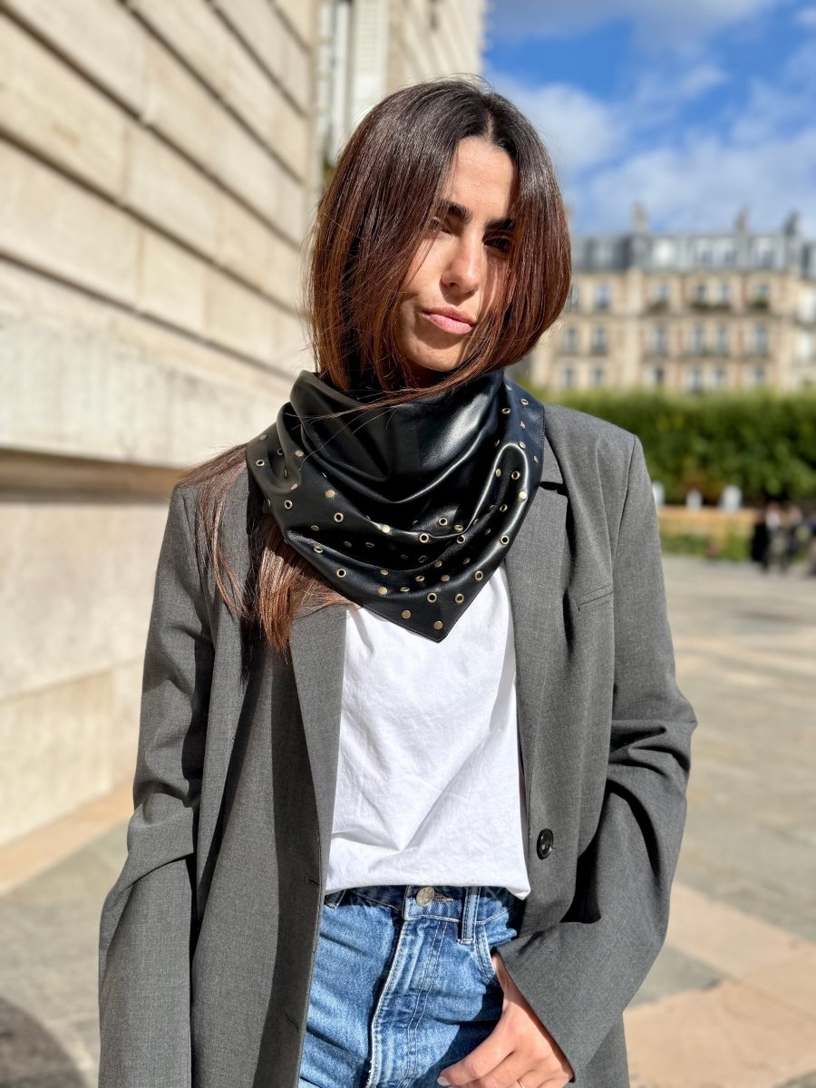 Triangle écharpe effet cuir vegan à œillets – Noir œillets dorés – vue 2